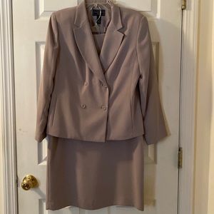 Gorgeous ladies suit by Laura Scott 12 petite